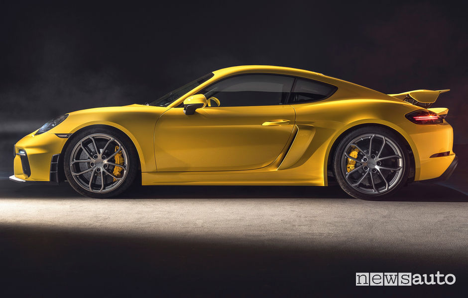 Porsche 718 Cayman GT4 vista laterale