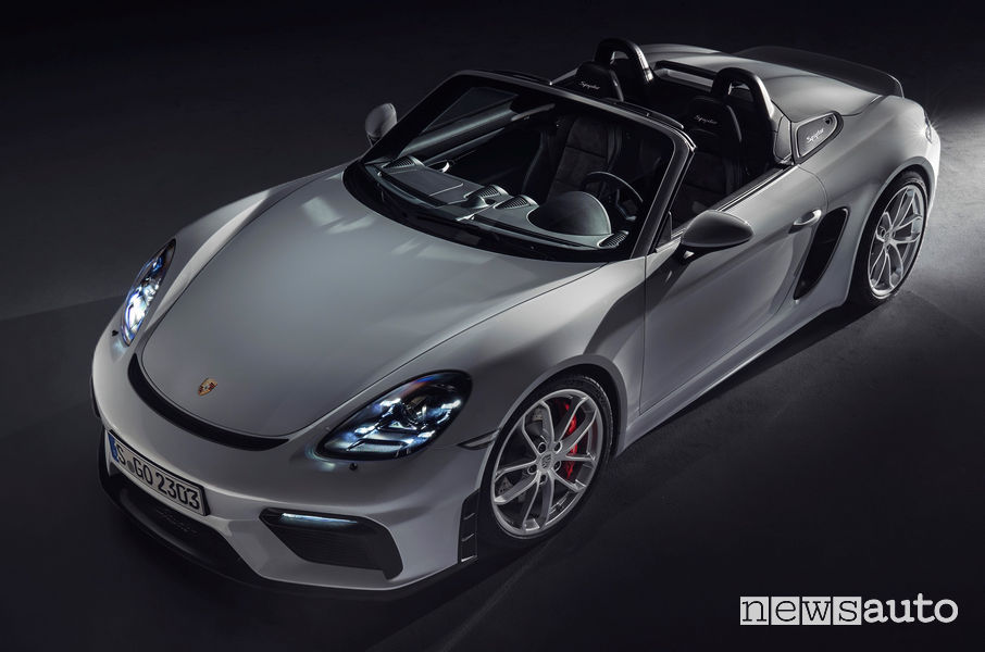 Porsche 718 Spyder vista di profilo