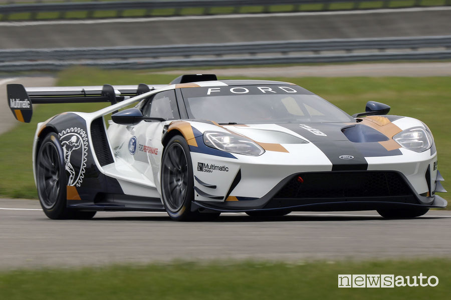 Ford GT Mk II vista di profilo in pista