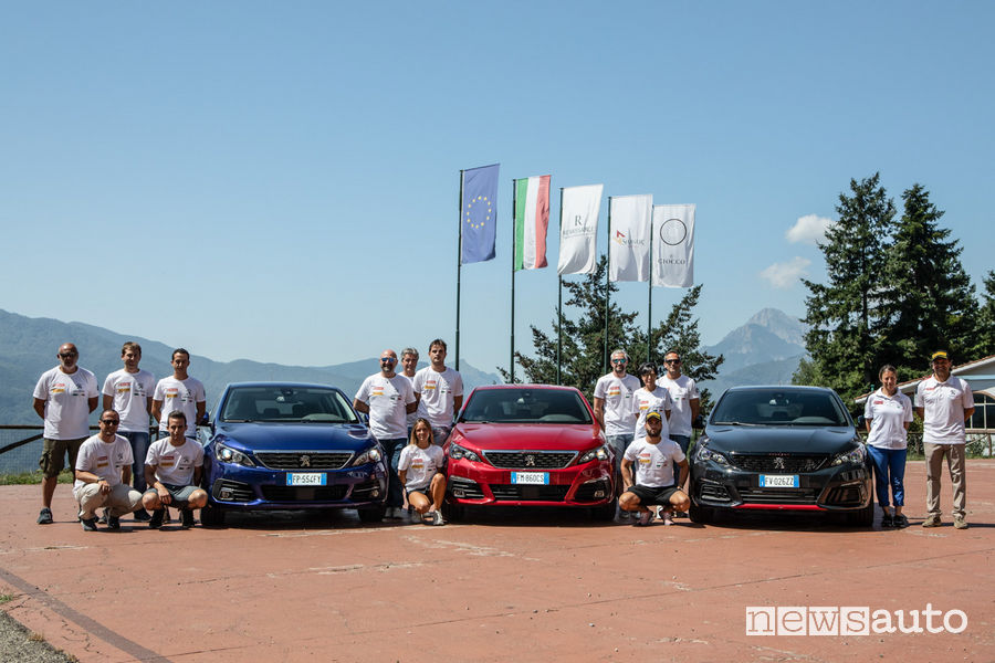 Foto di gruppo del corso di rally Peugeot al Ciocco