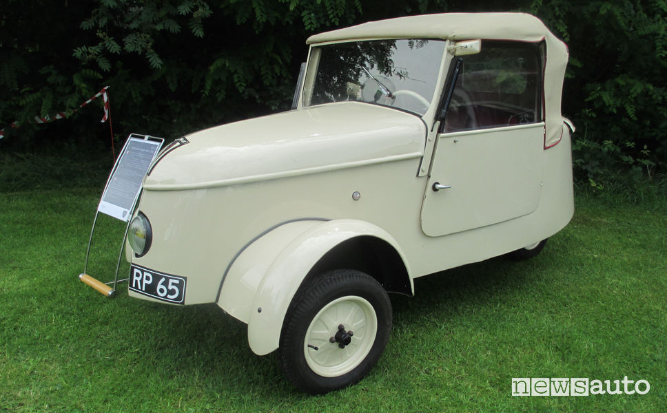 Peugeot VLV 1941 auto storica elettrica vista di profilo