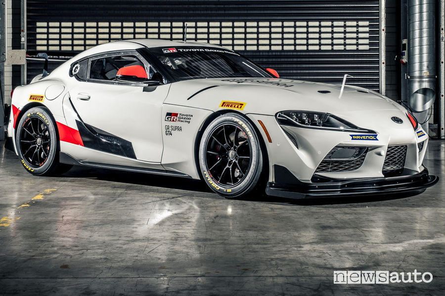 Toyota GR Supra GT4 vista di profilo