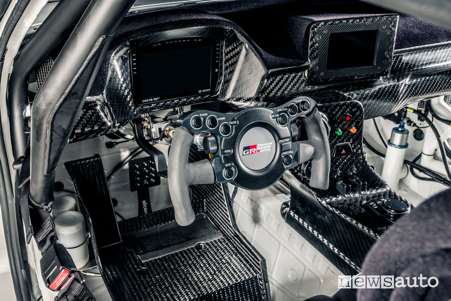 Toyota GR Supra GT4 abitacolo racing