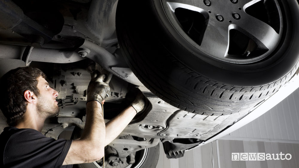 officina auto meccanico effettua i controlli per la revisione