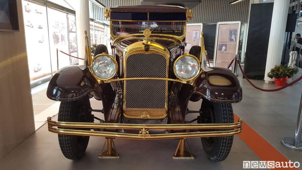 Il frontale della papamobile Citroën C6 “Lictoria Sex” in esposizione presso la concessionaria di Nicola Prezioso ad Aprila