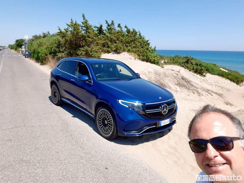 Mercedes EQC sul lungomare di Latina