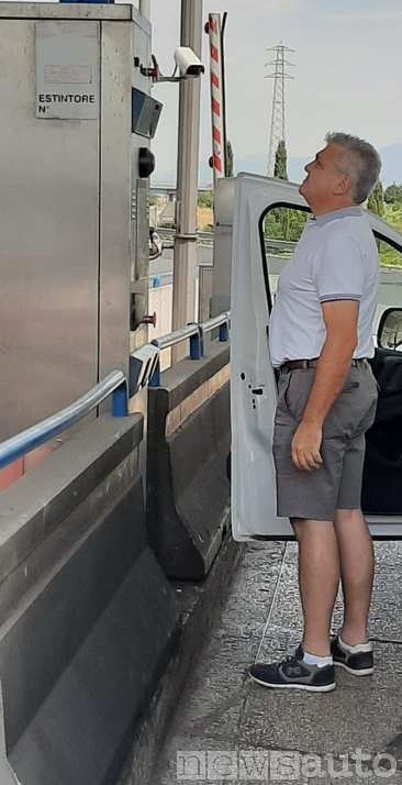 Problemi ai caselli autostradali con sistema automatico in tilt per esaurimento degli tagliandi cartacei 