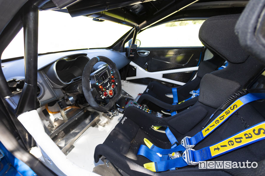 Volante e sedili da corsa Sabelt Alpine A110 Rally