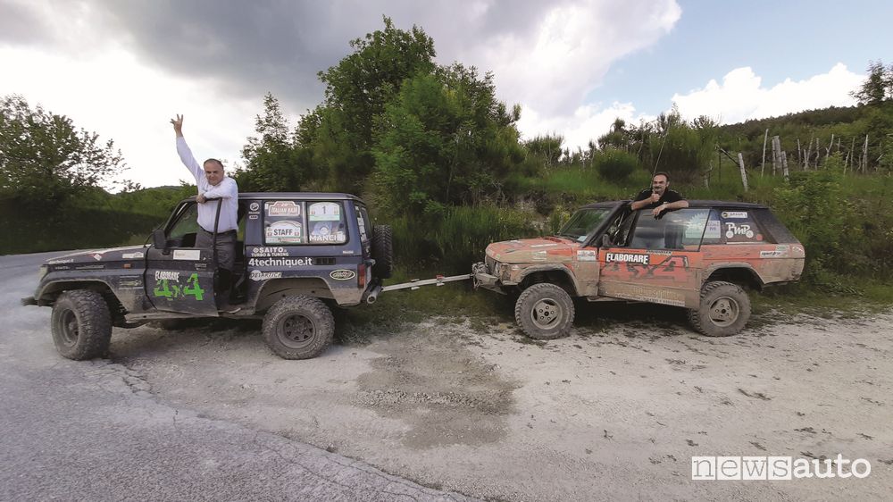 Azione di recupero deel team di Elaborare 4x4, il Toyota Land Cruiser KZj70 traina il Range Rover