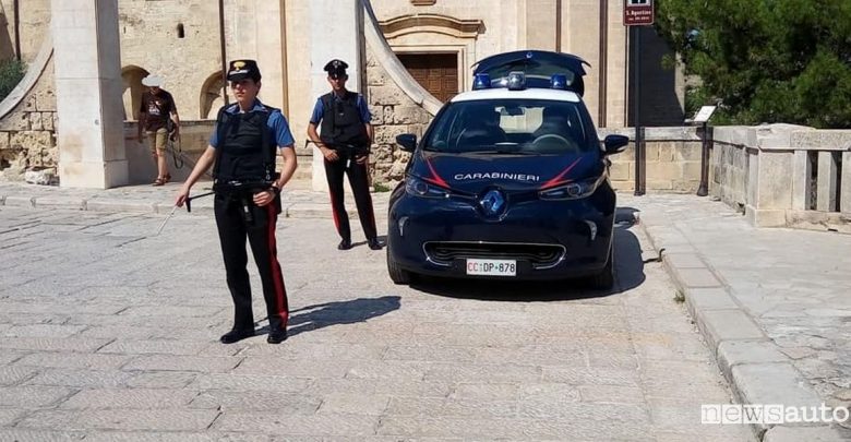 Carabinieri con l'auto elettrica a Matera