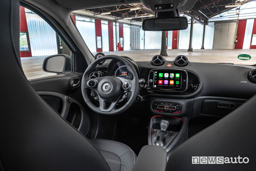 Abitacolo della smart EQ forfour 2020 con plancia strumenti ed Apple CarPlay