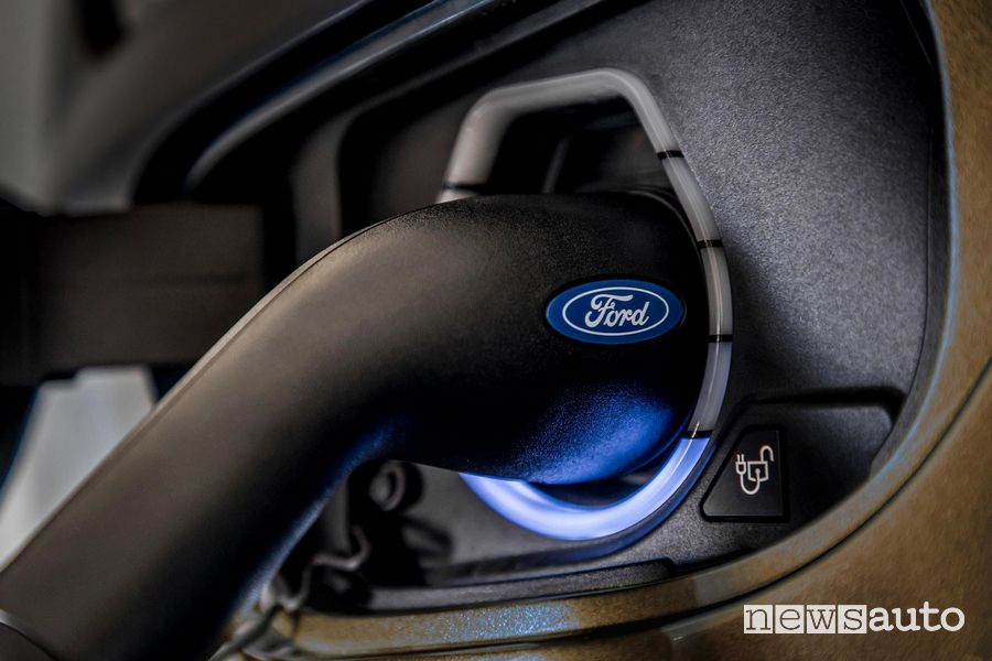 Presa di ricarica Ford Transit Custom PHEV ibrido plug-in