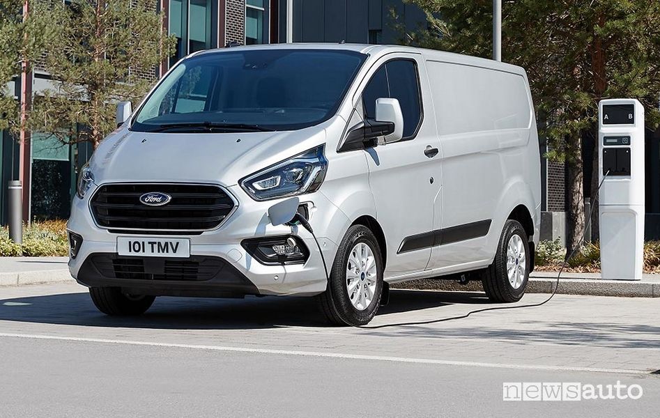Ricarica da colonnina Ford Transit PHEV ibrido plug-in