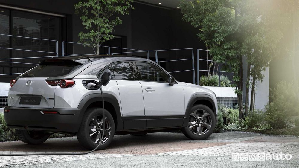 Ricarica da colonnina Mazda MX-30 elettrica