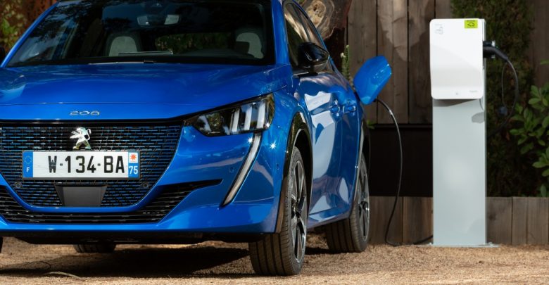 Peugeot e-208 in ricarica