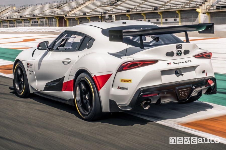 Vista posteriore, scarico Akrapovič Toyota GR Supra GT4