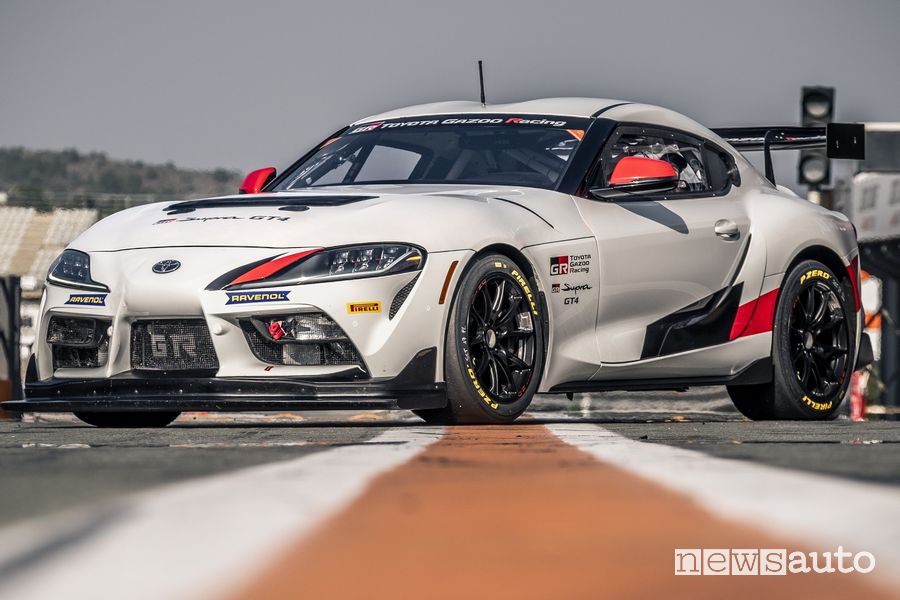 Vista di profilo Toyota GR Supra GT4
