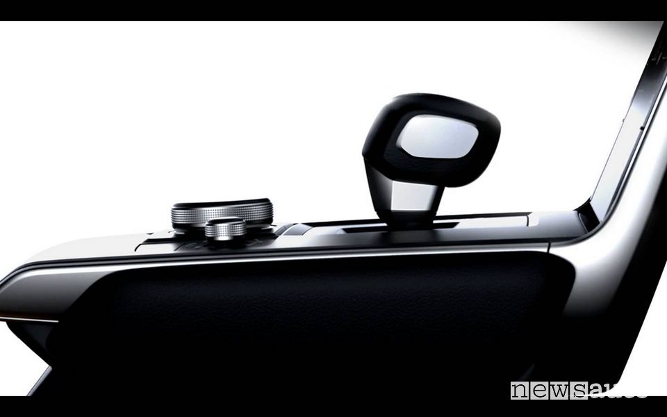 Interni Mazda MX-30 auto elettrica, particolare della leva del cambio sulla consolle centrale della MX-30, auto elettrica di Mazda