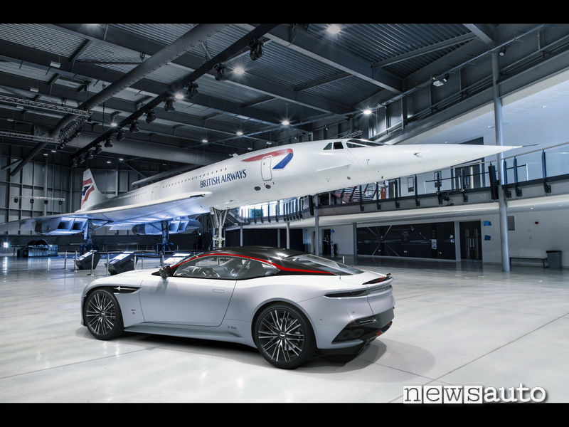 Aston Martin DBS Superleggera Concorde a fianco del Concorde vero