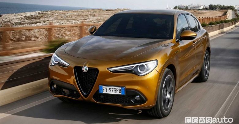 Vista di profilo Alfa Romeo Stelvio 2020 Veloce