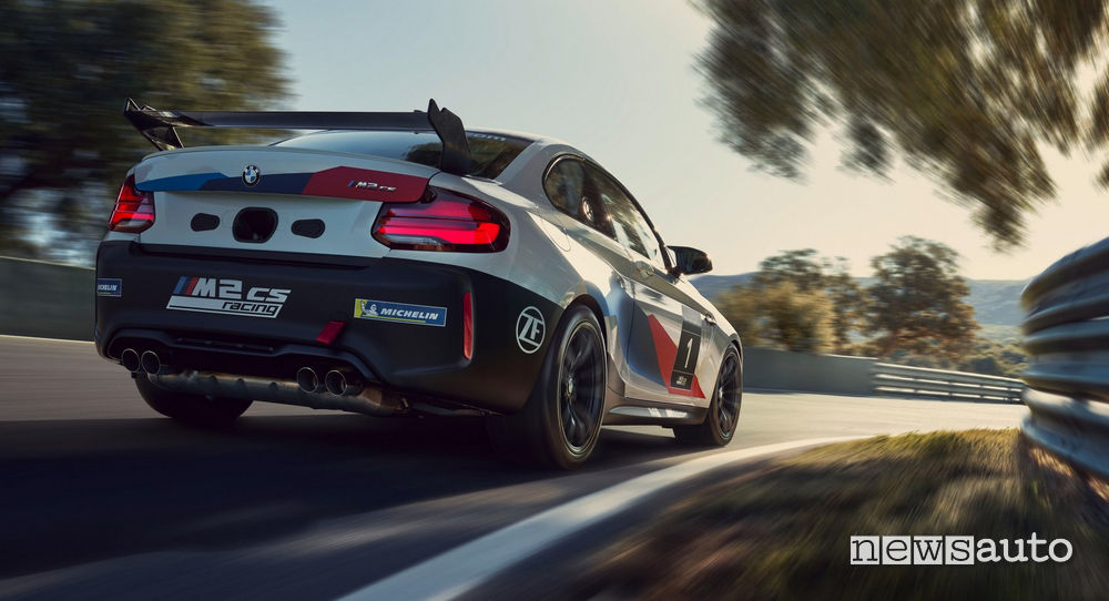 BMW M2 CS Racing vista posteriore alettone e scarichi sportivi
