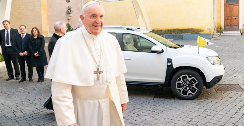 Papa Francesco insieme alla Dacia Duster in versione Papamobile