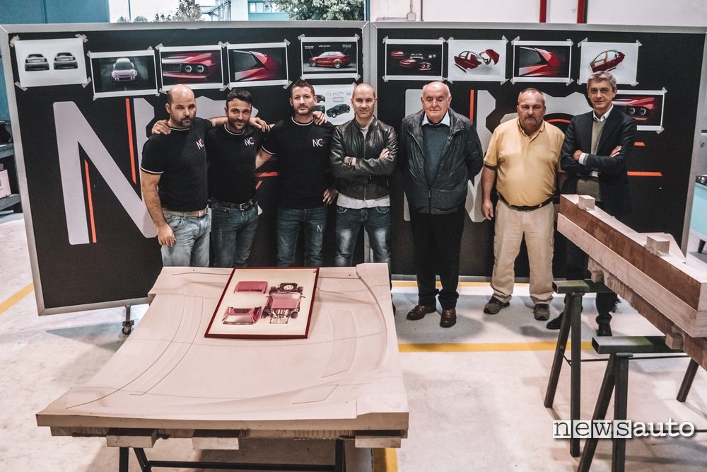 La squadra della NCMEC che sta lavorando agli stampi di Evoluzione GT