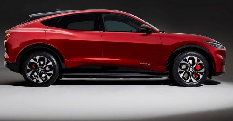 Vista laterale lato passeggero Ford Mustang Mach-E