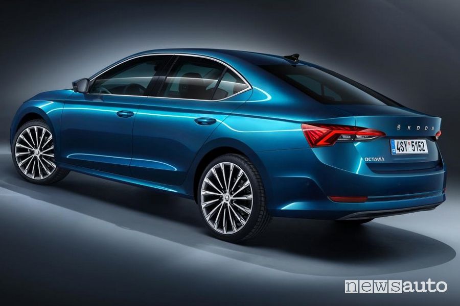 Vista posteriore fiancata laterale Škoda Octavia 2020