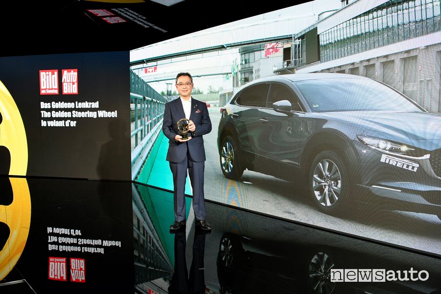 Yasuhiro Aoyama, Presidente di Mazda Motor Europe premio Volante d'Oro Mazda CX-30