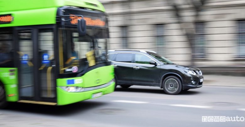 Rapinatore picchiato dall'autista del bus