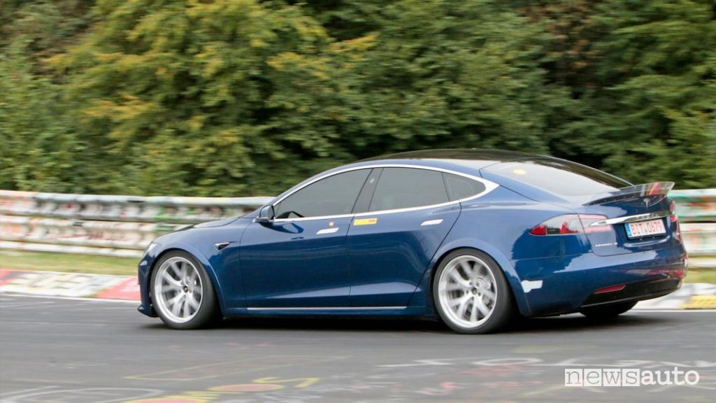 Record al Nürburgring per la Tesla Model S