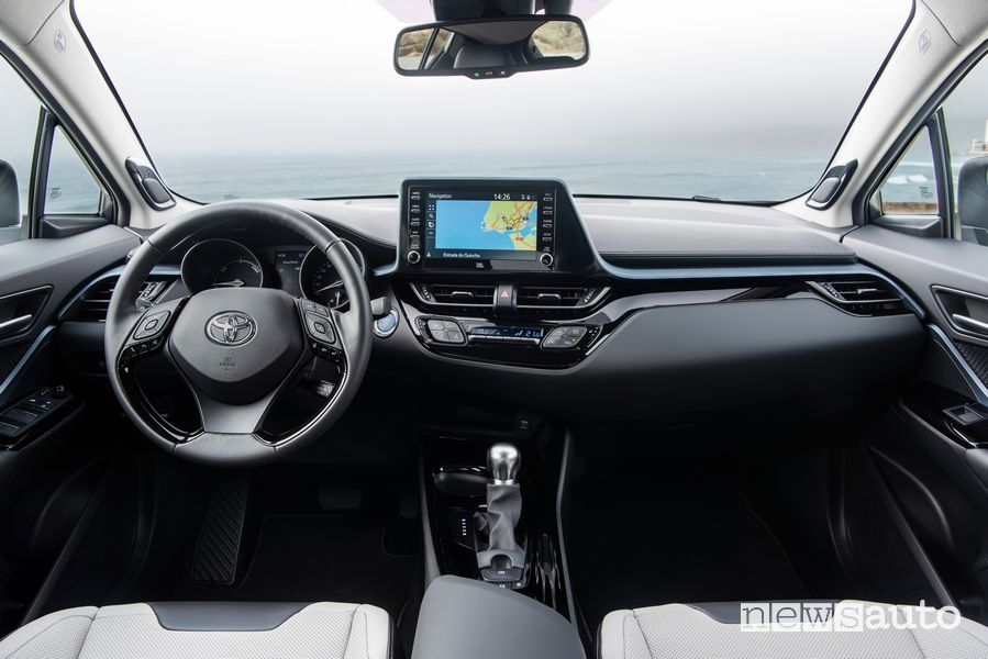 Interni, plancia strumenti con navigatore Toyota C-HR 2020