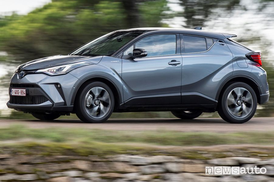 Vista di profilo in movimento Toyota C-HR 2020