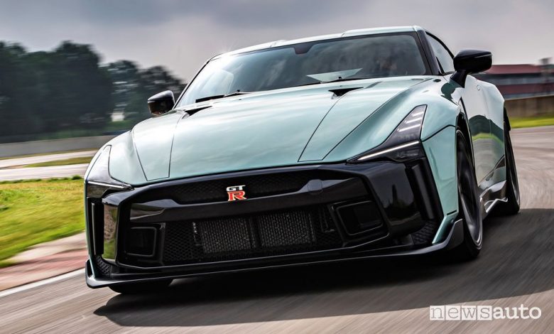 Vista anteriore Nissan GT-R50 by Italdesign in pista sul Circuito Tazio Nuvolari