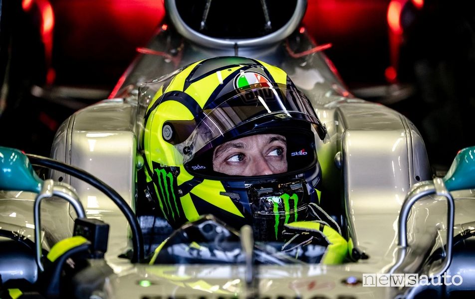 Valentino Rossi nell'abitacolo della Mercedes AMG F1