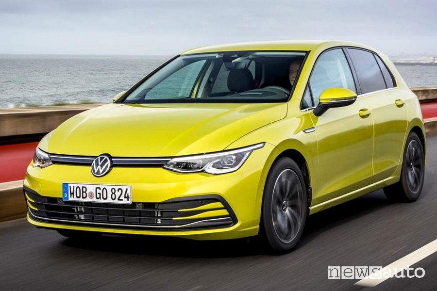 Vista di profilo Volkswagen Golf 8 gialla