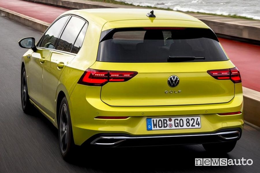Vista posteriore Volkswagen Golf 8 gialla