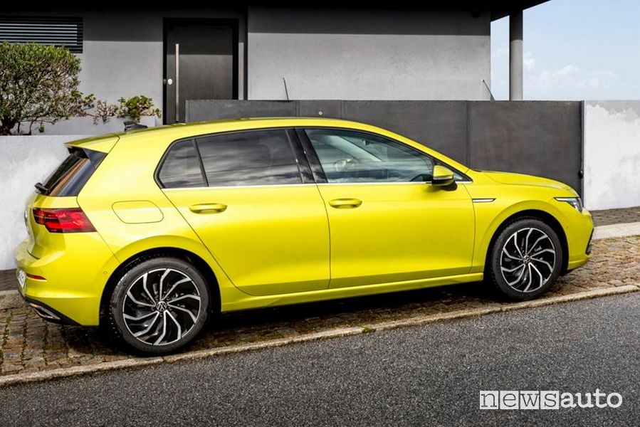 Fiancata laterale lato passeggero Volkswagen Golf 8 gialla