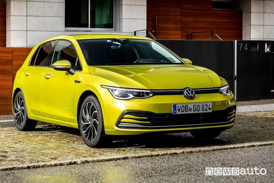 Vista di profilo Volkswagen Golf 8 gialla