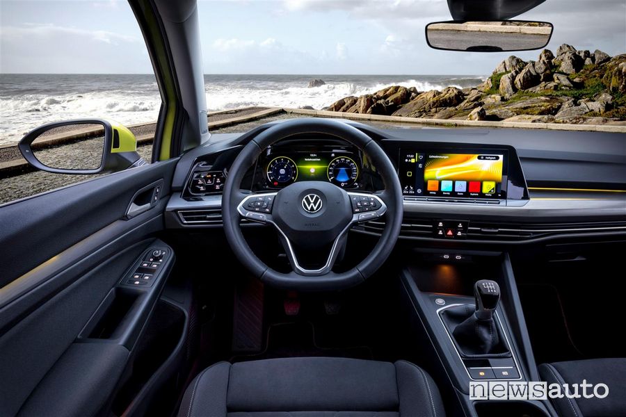 Interni, volante e plancia strumenti Volkswagen Golf 8 gialla
