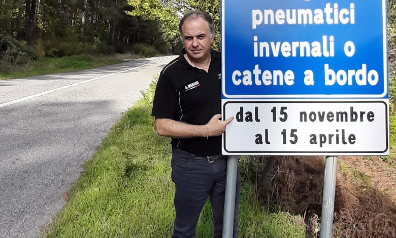 Cartello stradale che indica obbligo dei pneumatici invernali o catene a bordo