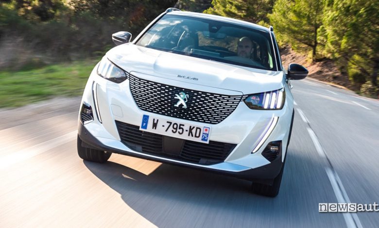 prova su strada Peugeot e-2008 GT 2020