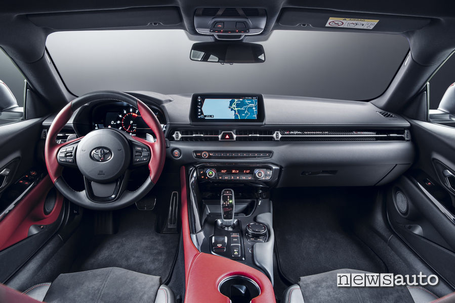 Interno abitacolo nuova Toyota Supra con motore 2 litri turbo