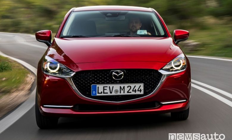 Vista anteriore Mazda2 2020 Soul Red Crystal in movimento