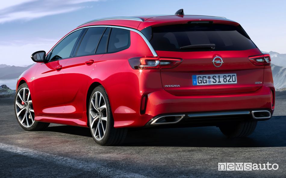 Vista posteriore Opel Insignia GSi Sports Tourer 2020