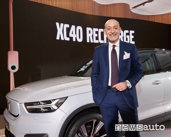 Michele Crisci, Presidente Volvo Italia, davanti alla XC40 Recharge elettrica e presidente Unrae