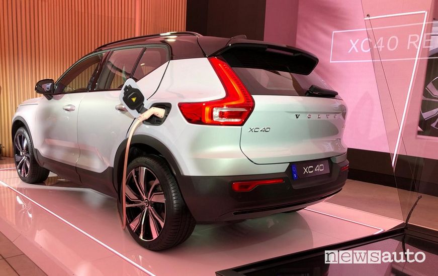 Vista posteriore Volvo XC40 Recharge elettrica nel Volvo Studio Milano