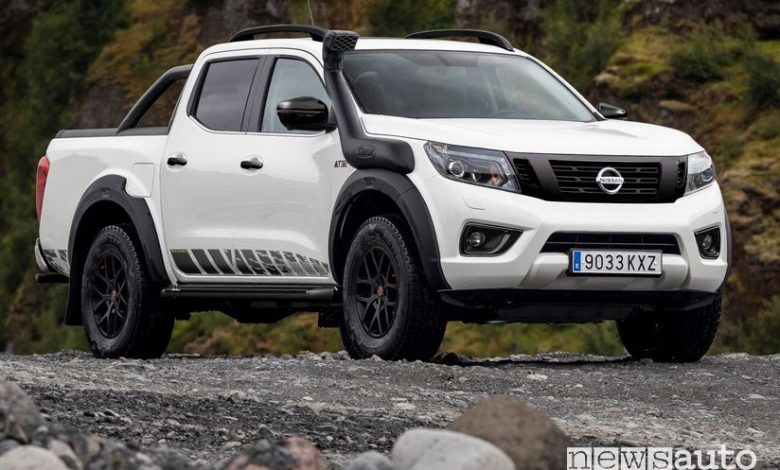 Vista laterale Nissan Navara OFF-ROADER AT32