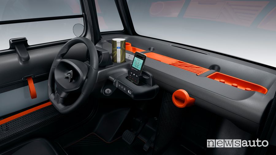 Volante, supporto smarphone, interni Citroën Ami